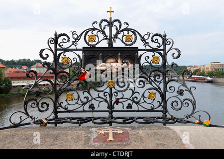 San Giovanni di Nepomuk (Jan Nepomucky) santuario con croce al Ponte Carlo. Praga, Repubblica Ceca Foto Stock