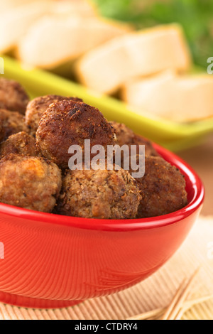 Polpette con antipasti in una ciotola con baguette fette (messa a fuoco selettiva, Focus sulla polpetta sulla parte superiore) Foto Stock