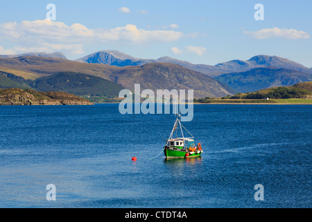 Piccola barca da pesca ormeggiate sul Loch ginestra con splendida vista sulle montagne a nord ovest di highlands scozzesi coast Ullapool Wester Ross Scotland Regno Unito Foto Stock