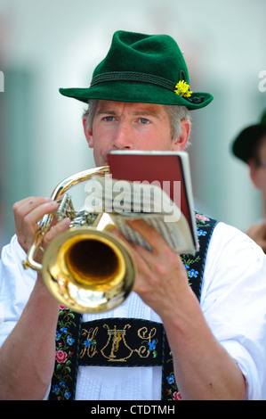 Musicista durante un evento pubblico con tromba in un tradizionale musica brass band in Baviera, Jachenau, Germania Foto Stock