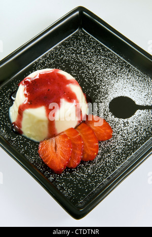 Panna cotta con fragole Foto Stock