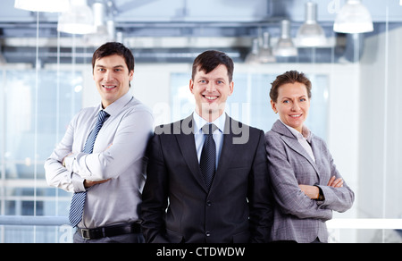 Ritratto di tre fiducioso business persone che lavorano come un team di successo Foto Stock