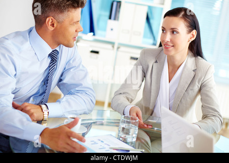 Business di successo di persone parlando i termini delle loro relazioni commerciali Foto Stock