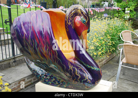 Display artistico di swan sculture in Wells Somerset REGNO UNITO Foto Stock