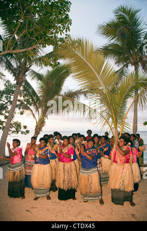 Nacula Island, Isole Figi; Meke Tradizionale prestazioni, Blue Lagoon resort Foto Stock