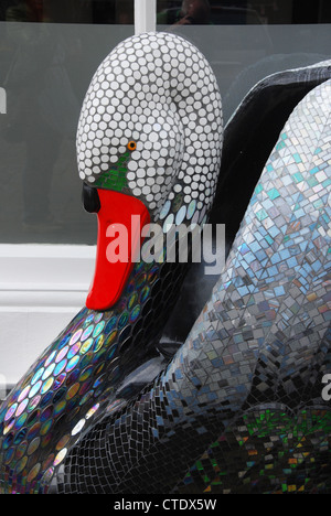 Display artistico di swan sculture in Wells Somerset REGNO UNITO Foto Stock