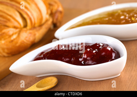 La fragola e orange jam con croissant Foto Stock