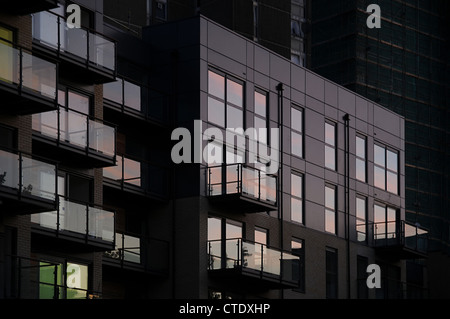 I riflessi del tramonto su un minimo di architettura di un edificio residenziale. Foto Stock