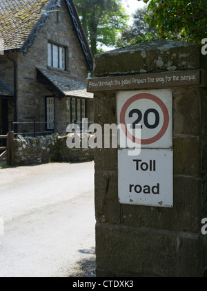 dh LYNTON DEVON strada a pedaggio segno Exmoor National Park 20 km/h limite di velocità trasporto segnale stradale segnaletica stradale uk 20 mph Foto Stock