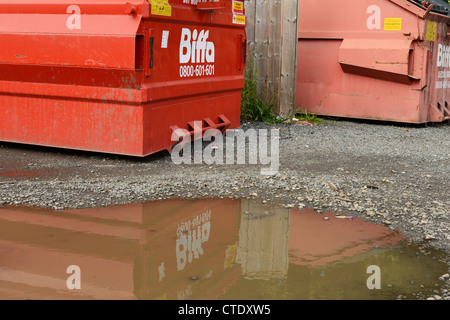 Rifiuti industriali salta riflessa in una piscina di acqua Foto Stock