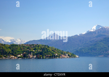 Tremezzo e Cadenabbia nel sole primaverile, Lago di Como, nel Nord Italia, Europa Foto Stock