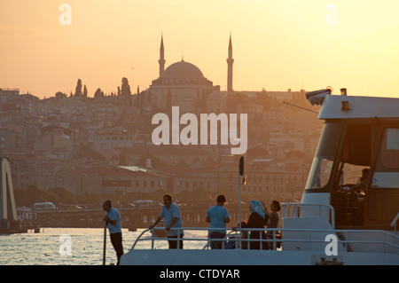 ISTANBUL, Turchia. Il traghetto sul Golden Horn al tramonto, con la Yavuz Selim mosque dietro. 2012. Foto Stock