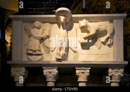 Xi secolo il pulpito nella chiesa romanica di San Giacomo, con rilievi degli evangelisti, Bellagio Lago di Como, Italia, Europa Foto Stock