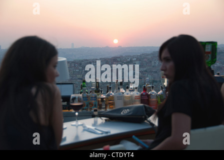 ISTANBUL, Turchia. Il tramonto visto da Nu Teras bar sul tetto e ristorante nel quartiere di Beyoglu della città. 2012. Foto Stock