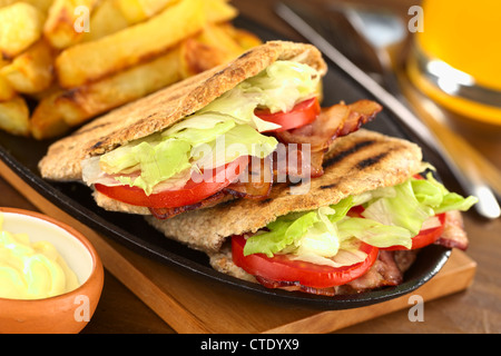 BLT (pancetta, lattuga, pomodoro) integrale panino pita con patatine fritte e maionese nella parte anteriore Foto Stock