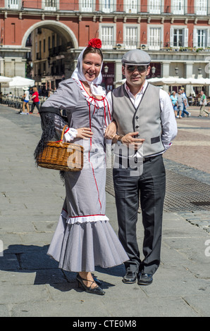 "Chulapos' abito a Madrid durante il San Isidro fiera. Spagna Foto Stock