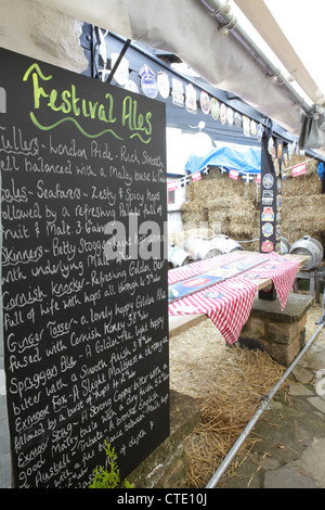 Un festival della birra nel pub The George, St Briavels, Foresta di Dean. Foto Stock