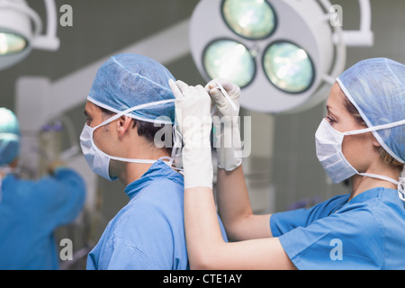 Legatura infermiere la maschera del medico Foto Stock