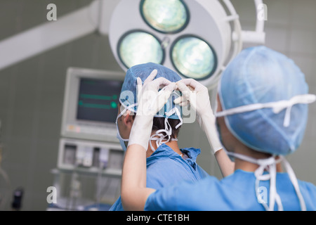 Un infermiere che assiste un medico Foto Stock