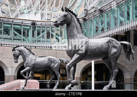 Le statue di due magnifici cavalli al Minster Court London Foto Stock