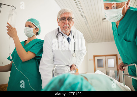 Medico e chirurgo guardando un paziente Foto Stock