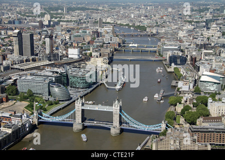 Vista aerea del centro di Londra con il fiume Tamigi, il Tower Bridge e la County Hall Foto Stock