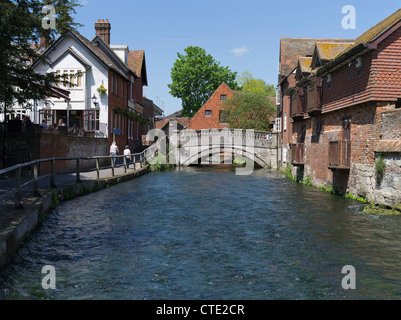 dh River Itchen WINCHESTER HAMPSHIRE Winchester River itchen Bishop on the Bridge pub e fiumi edifici uk fiume città a piedi Foto Stock