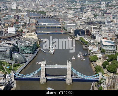 Vista aerea del centro di Londra con il fiume Tamigi, il Tower Bridge e la County Hall Foto Stock