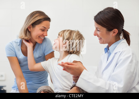 Il bambino e sua madre sorridente Foto Stock