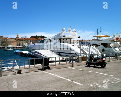 Ricco e famoso imbarcazioni fino a St Tropez Foto Stock