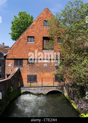 Dh Fiume Itchen WINCHESTER HAMPSHIRE mulino ad acqua corrente Winchester City Mill fiume che scorre storico mulini inglese Foto Stock