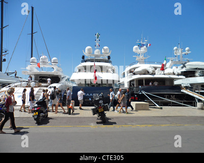 Ricco e famoso imbarcazioni fino a St Tropez Foto Stock