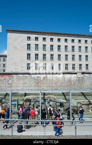 Mostra la topografia del terrore al sito della ex sede della Gestapo a Berlino Germania Foto Stock