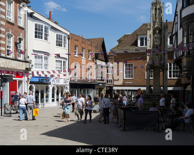 dh High Street WINCHESTER HAMPSHIRE Butter Cross o l'High Cross Buttercross 15 ° secolo City Cross Monument People uk Foto Stock