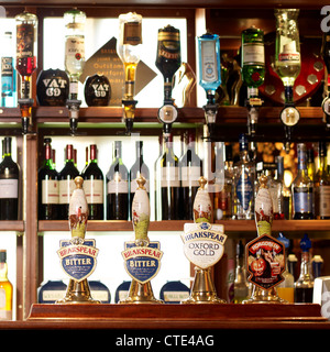 Interno di un tradizionale pub inglese che mostra area bar e real ale pompe a mano Foto Stock