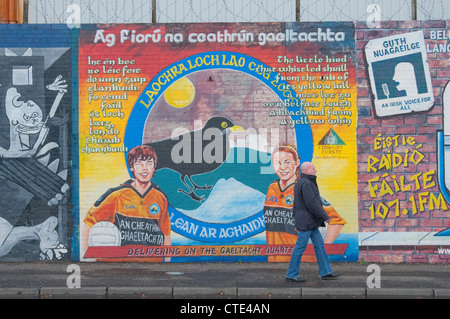 Murale nazionalista sul cattolica Falls Road della parte occidentale di Belfast Foto Stock
