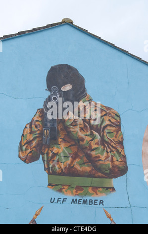 Il murale raffigurante un assassino lealisti nell'Shankill della parte occidentale di Belfast. Foto Stock