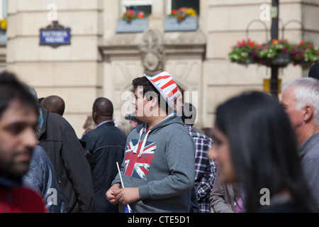 Patriotic giovane uomo in Victoria Square Birmingham il giorno della visita di Queens, luglio 2012. Foto Stock