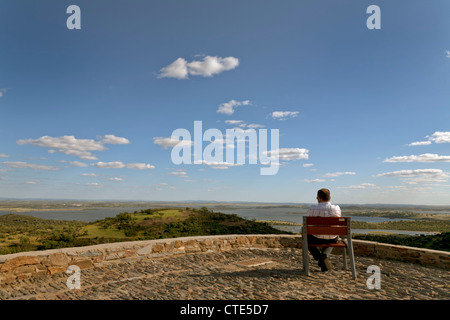 L'uomo godendo la vista della zona di Alqueva. Zona di Alqueva è il più grande lago artificiale in Europa con una superficie di 252 km2. Foto Stock
