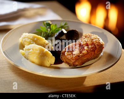 Delizioso croccante maiale ventre con purea e budino nero Foto Stock