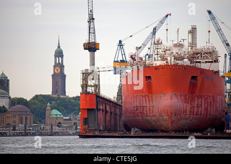 Gigantesca nave nei cantieri del porto e la torre campanaria della chiesa di San Michele, 'Michel', Amburgo, Germania Foto Stock