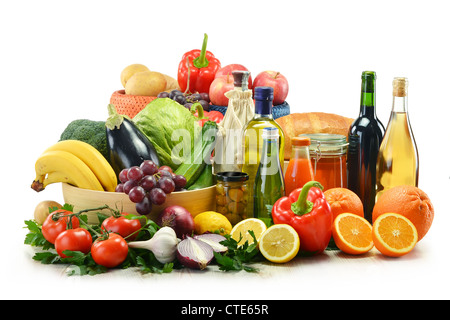 Composizione con negozi di generi alimentari e cestello isolato su bianco. Ortaggi, frutta, vino e pane. Foto Stock