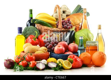 Composizione con negozi di generi alimentari e cestello isolato su bianco. Ortaggi, frutta, vino e pane. Foto Stock