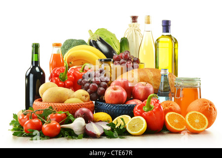 Composizione con negozi di generi alimentari e cestello isolato su bianco. Ortaggi, frutta, vino e pane Foto Stock