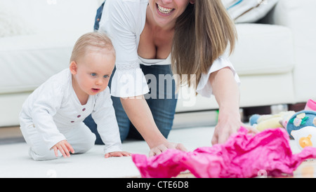 Il bambino e la madre a carponi Foto Stock