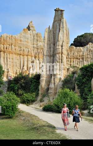 Le formazioni rocciose, pilastri e calanchi creati da erosione di acqua a Orgues d'Ille-sur-Têt, Pyrénées-Orientales, Pirenei, Francia Foto Stock