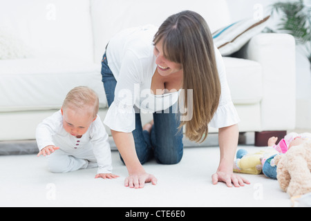 La madre a carponi accanto a un bambino Foto Stock