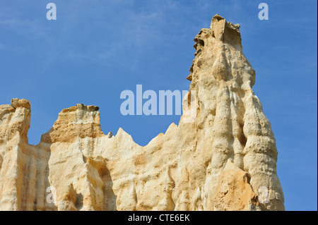 Le formazioni rocciose, pilastri e calanchi creati da erosione di acqua a Orgues d'Ille-sur-Têt, Pyrénées-Orientales, Pirenei, Francia Foto Stock