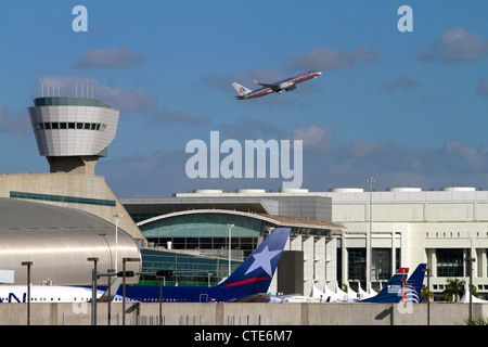American Airlines Boeing 767 al decollo dall'Aeroporto Internazionale di Miami, Florida, Stati Uniti d'America. Foto Stock