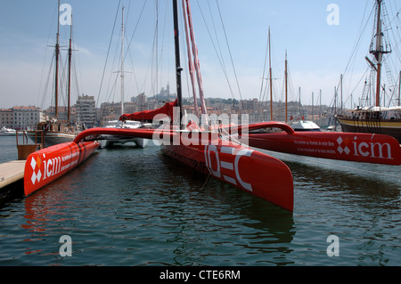 Francis Joyon il maxi trimarano Idec a Marsiglia, Francia. Prima di Ellen Macarthur, il più veloce solo viaggio intorno al mondo. Foto Stock